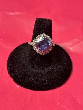 Vintage-Inspired .925 Silver Ring with Tanzanite Gemstone and Pavé Accents